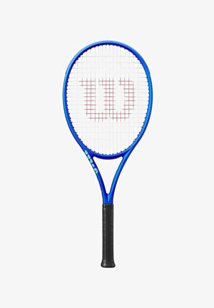 Blauwe tennisracket met een ronde kop, witte snaren en een rood "W"-logo. Beschikt over een zwarte grip en een gestroomlijnd frameontwerp.