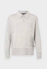 Ανοιχτό γκρι μακρυμάνικο πλεκτό πόλο πουλόβερ με κουμπωτή πατιλέτα, ριμπ μανσέτες και τελείωμα, και απαλό πλεκτό ύφασμα.