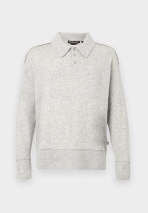 Pulover polo cu mâneci lungi, de culoare gri deschis, cu deschidere cu nasturi, manșete și tiv elastic și textură moale tricotată.