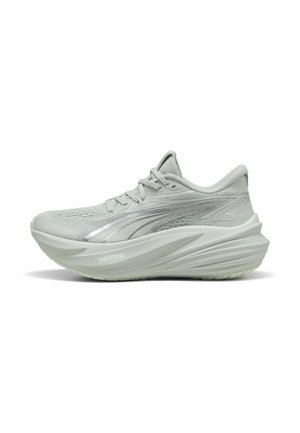 Svetlosivá športová obuv s hrubou polstrovanou podrážkou, šnurovaným dizajnom a strieborným logom Puma na boku, zobrazená z vonkajšej strany.