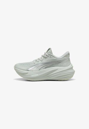 Lichtgrijze atletische sneaker met dikke gevoerde zool, vetersluiting en zilveren Puma-logo aan de zijkant, getoond vanaf de buitenkant.