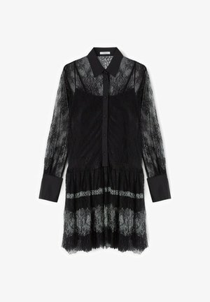 Rochie din dantelă neagră cu mâneci lungi din material transparent, un decolteu cu nasturi și o cută. Prezintă o fustă în straturi cu detalii din dantelă și accente negre solide.