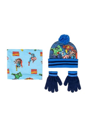Ensemble de chapeau, écharpe et gants présentant des couleurs bleu et noir, des motifs de super-héros, en tissu doux, et un pompon sur le chapeau.