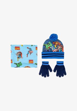 Ensemble de chapeau, écharpe et gants présentant des couleurs bleu et noir, des motifs de super-héros, en tissu doux, et un pompon sur le chapeau.