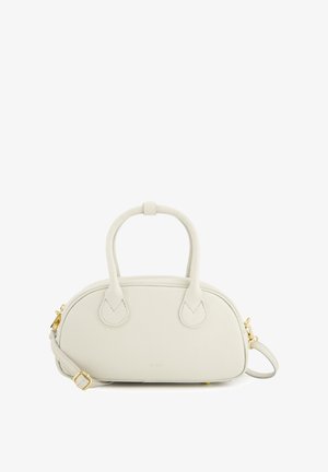 Witte, gestructureerde leren handtas met twee ronde handvaten, verstelbare schouderriem, gouden hardware en een ritssluiting.