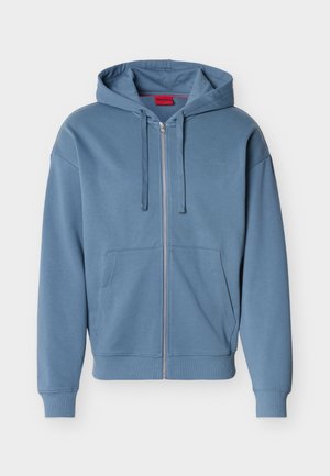 Sweat à capuche zippé bleu avec cordons de serrage, poches avant, poignets côtelés et petit logo "HUGO" embossé sur la poitrine.