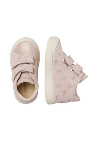 Sneakers in suede rosa chiaro con accenti metallici. Caratterizzati da un motivo a fiocchi, doppie chiusure in velcro e una suola in gomma bianca.