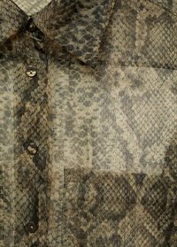 Skjorte med knaplukning, prydet med et slangeskindsdesign i beige og mørkebrune nuancer, med spidse krave og brystlomme.