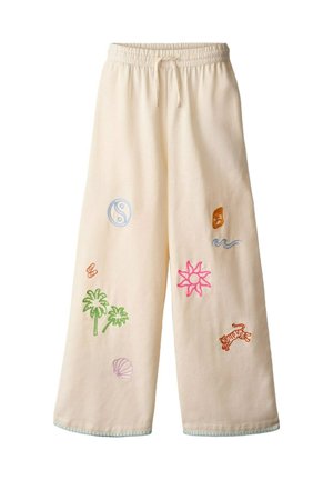 Roomkleurige pantalon met wijde pijpen en een elastische tailleband, voorzien van kleurrijke borduursels van planten, een zon, yin-yang en een tijger.