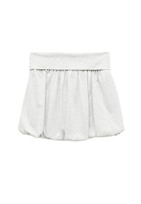 Falda gris, fruncida y hecha de un tejido suave. Presenta una cinturilla elástica y un diseño plisado, creando una silueta acampanada en el dobladillo.