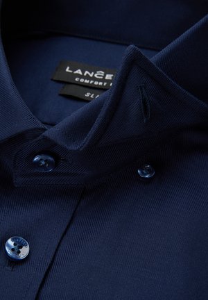 Granatowa koszula z klasycznym kołnierzem, teksturowaną tkaniną oraz dwoma ciemnoniebieskimi guzikami. Etykieta informuje: "LANCER Comfort Fit, SL."