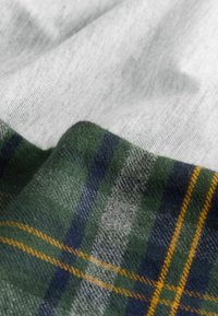 Bavlnená tkanina s hladkou bielou textúrou a zeleno-námorníckou modrou a žltou šachovnicou, s jemnými, teplými textilnými vlastnosťami.