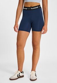 Marinblå kompressionsshorts med ett elastiskt svart midjeband som har vit logodetalj. Slät, stretchig tyg med en åtsittande design.