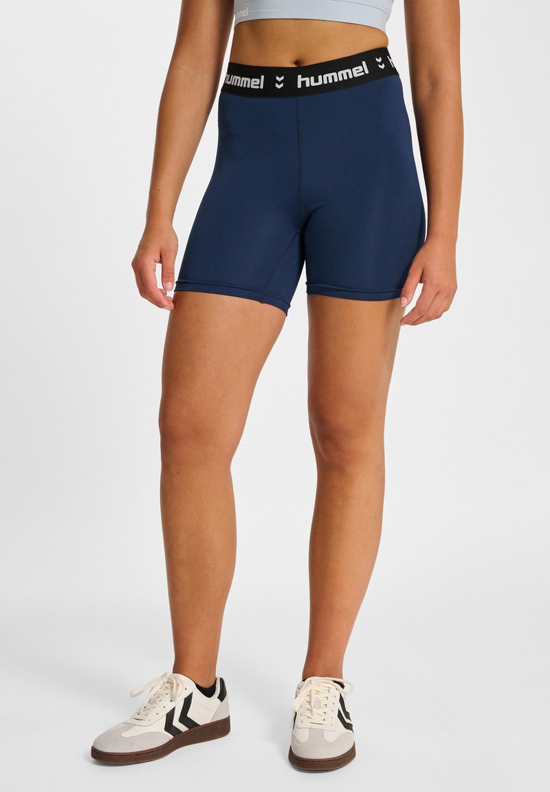Marinblå kompressionsshorts med ett elastiskt svart midjeband som har vit logodetalj. Slät, stretchig tyg med en åtsittande design.