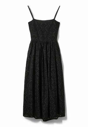 Čierne midi šaty s tenkými ramienkami a zložitými vyrezávanými vzormi po celom priliehavom korzete a plynulej sukni.