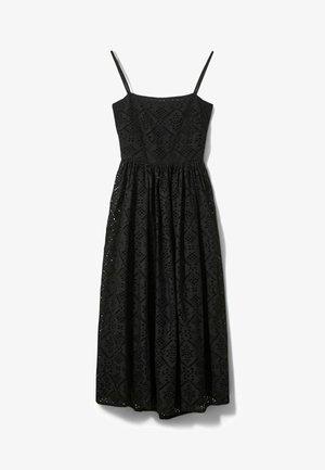 Zwarte midi-jurk met dunne bandjes en ingewikkelde opengewerkte patronen over het aansluitende lijfje en de vloeiende rok.