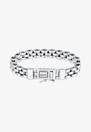 Silberne Kettenarmband mit runden Metallglieder, einem Verschluss und einem Markenetikett mit der Aufschrift "Kuzoi." Glatte, reflektierende Oberfläche.