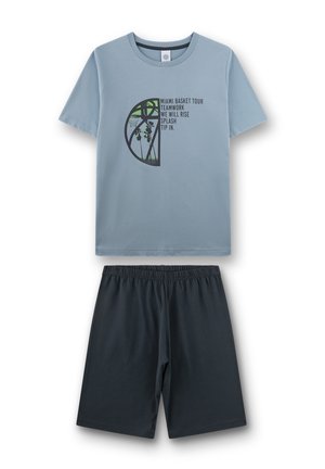 Hellblaues T-Shirt mit schwarz-grünem Basketball-Motiv und Schriftzug, kombiniert mit einfarbigen dunkelgrauen Shorts mit elastischem Bund.