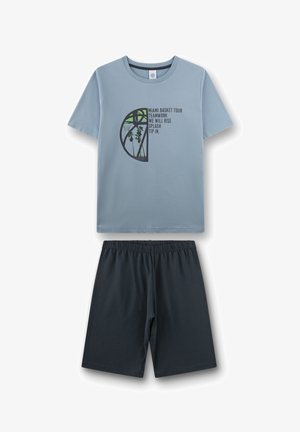 Hellblaues T-Shirt mit schwarz-grünem Basketball-Motiv und Schriftzug, kombiniert mit einfarbigen dunkelgrauen Shorts mit elastischem Bund.