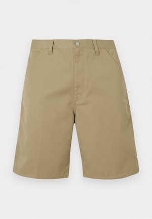 Pantalones cortos beige hechos de tela con una textura suave, con frente plano, trabillas para cinturón y bolsillos laterales; diseño de pierna de corte recto.
