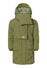 Gevoerde groene jas met een hoge kraag, een aangestikte sjaal en twee voorzakken. Heeft een gladde textuur en een subtiel quiltpatroon.