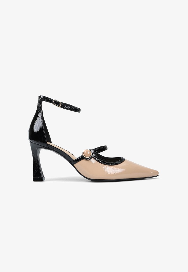 Czółenka z szpiczastym noskiem, wykonane z kontrastującej czarnej lakierowanej skóry i nagich błyszczących materiałów, z podwójnym zapięciem i dekoracyjnym guzikiem.