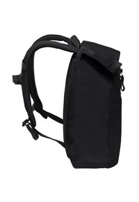 Mochila negra con forma rectangular, hecha de tela resistente. Cuenta con correas acolchadas y ajustables, y un bolsillo lateral.