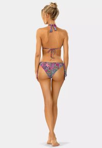 Zestaw bikini z kolorowym wzorem paisley. Górna część ma wiązania na szyi, natomiast dół ma klasyczny krój z wiązaniami po bokach.