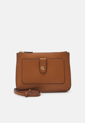 Bolso bandolera de cuero marrón con bolsillo frontal y logo dorado RLL, con una correa ajustable desmontable y cierre de cremallera en la parte superior.