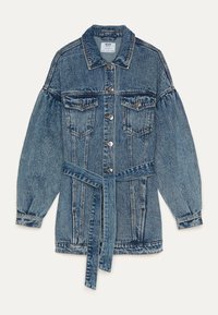 Jeansjacka med ljus tvättning, långa puffärmar, två framfickor, knäppning med knappar och ett knytbälte i midjan för justerbar passform.