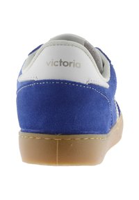 Baskets en suède bleu avec des accents blancs, dotées d'une semelle en caoutchouc beige. Le texte sur le talon indique "victoria" en police métallique.
