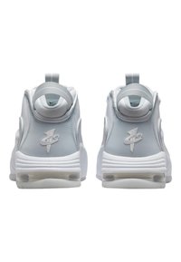 Høje sneakers i lys grå og hvid med et glat materiale, polstret krave, broderet logo og gennemsigtig luftstødsol.
