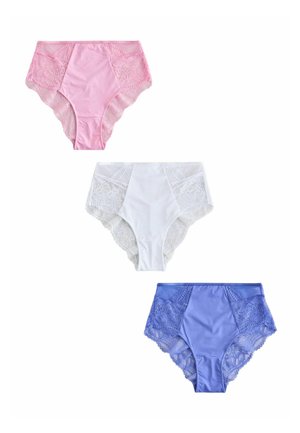Tre højtaljede dameunderbukser med blonder i pink, hvid og blå, arrangeret lodret på en hvid baggrund.