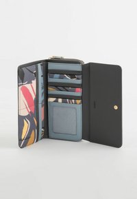 Låst pung med indvendigt multicolor design prydet med abstrakte mønstre, seks kortlommer, et gennemsigtigt ID-vindue og en ensfarvet sort yderside.
