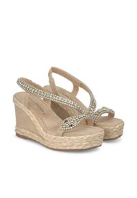 Sandales compensées beiges en matériau suédé avec une semelle en jute tressé. Accentuées de strass sur les brides. Design à bout ouvert.