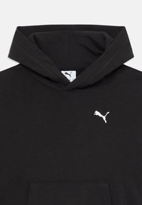 Svart hettegenser laget av bomull med kengurulomme, med en hvit Puma-logo på brystet og snøring i hetten.