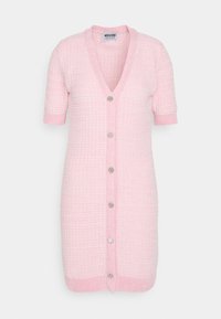 Abito cardigan rosa lavorato a maglia con maniche corte, scollo a V e cinque bottoni argentati. Presenta polsini e orlo a coste, con un motivo testurizzato su tutta la superficie.