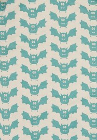 Tessuto decorato con pipistrelli color teal chiaro con facce da cartoni animati su uno sfondo crema, che si ripetono in un layout a griglia.