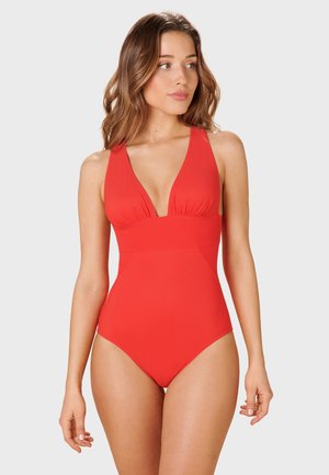 Maillot de bain une pièce rouge avec un décolleté plongeant, des bretelles larges et un détail de buste froncé. Texture lisse et silhouette ajustée.