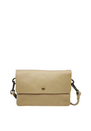 Sac bandoulière en cuir beige texturé avec fermeture à rabat sécurisée par un seul bouton-pression en laiton et une sangle réglable avec des attaches métalliques.