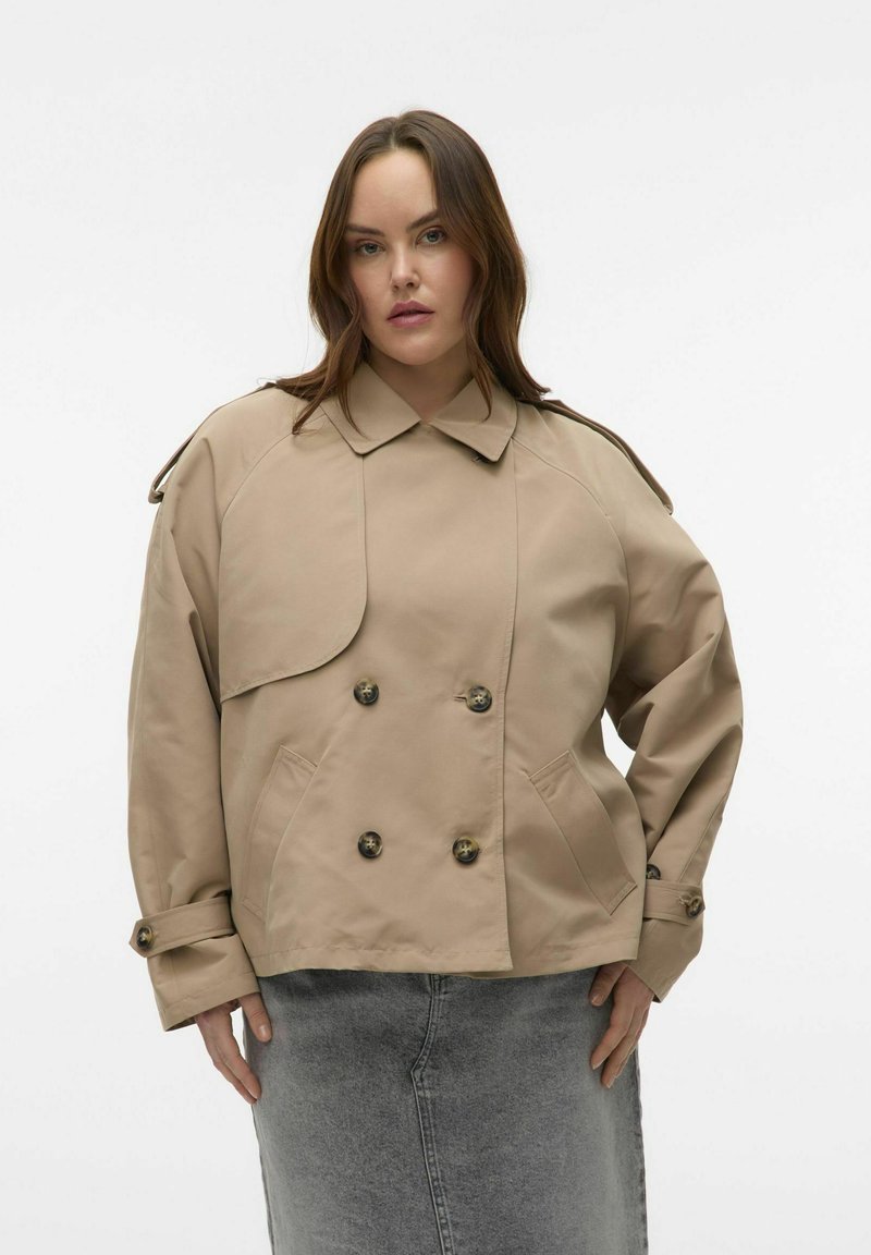 Veste beige croisée en tissu lisse, dotée de grands boutons, d'un large col et de poches plaquées, complétée par une coupe décontractée.