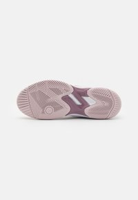 Sola do sapato com um design em rosa e branco, apresentando sulcos texturizados, entressola proeminente e pontos de tração circulares para aderência.