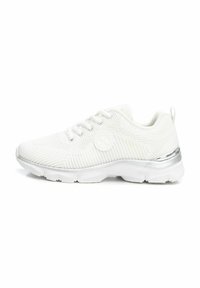 Zapatilla deportiva blanca con parte superior de punto texturizado, acento plateado en el talón, cierre con cordones y suela acolchada para mayor comodidad.