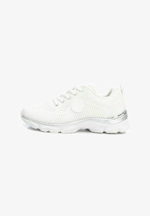 Zapatilla deportiva blanca con parte superior de punto texturizado, acento plateado en el talón, cierre con cordones y suela acolchada para mayor comodidad.