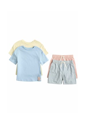 Zwei kurzärmlige T-Shirts in Pastellgelb und Blau, kombiniert mit gestreiften Shorts mit Kordelzug in Pink und Blau für Kinder.