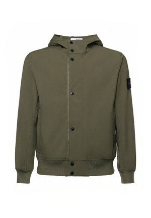 Veste à capuche verte avec fermeture à boutons sur le devant, poignets et ourlet côtelés, et un patch noir sur la manche gauche.