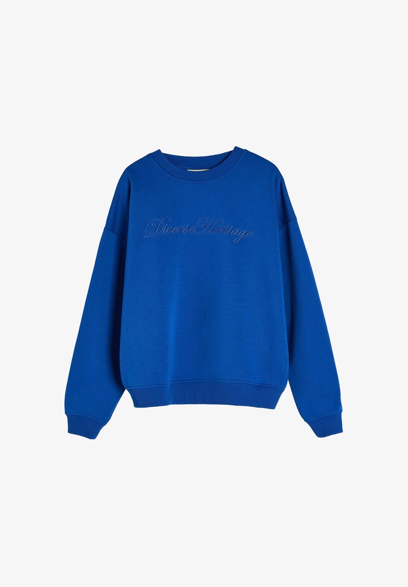 Niebieska bluza z długimi rękawami, okrągłym dekoltem, ściągaczami przy rękawach i u dołu. Posiada haftowany napis "Różnorodne Dziedzictwo" na przodzie. Miękka tkanina.