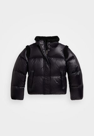 Schwarze Pufferjacke mit glänzender Oberfläche, gestepptem Design, einem Kragen mit Fleecefutter und zwei Fronttaschen.