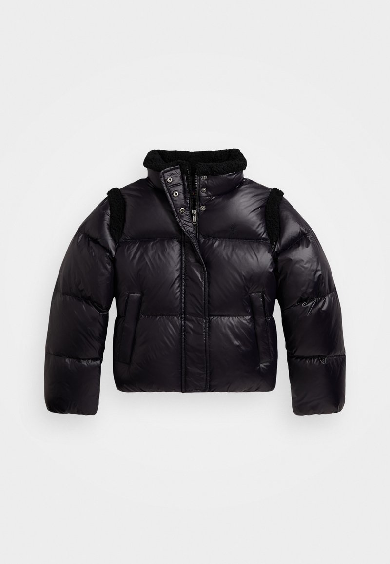 Casaco puffer preto com acabamento brilhante, design acolchoado, gola com forro em fleece e dois bolsos frontais.