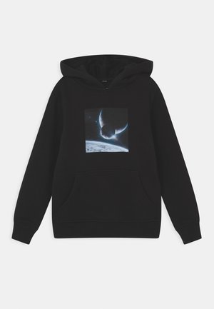 Sweat à capuche noir avec une poche avant et des poignets côtelés, présentant un graphique carré d'une scène céleste avec des planètes et des étoiles.